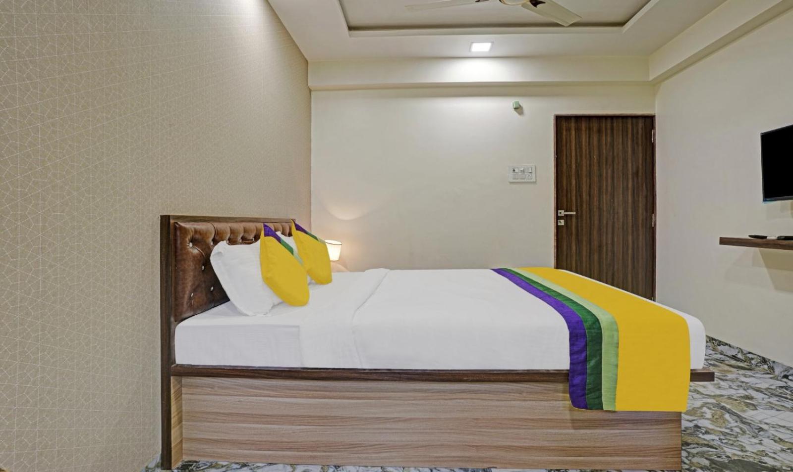 Glitz Hotels Golden Birds - Mahape, Нави Мумбаи Экстерьер фото